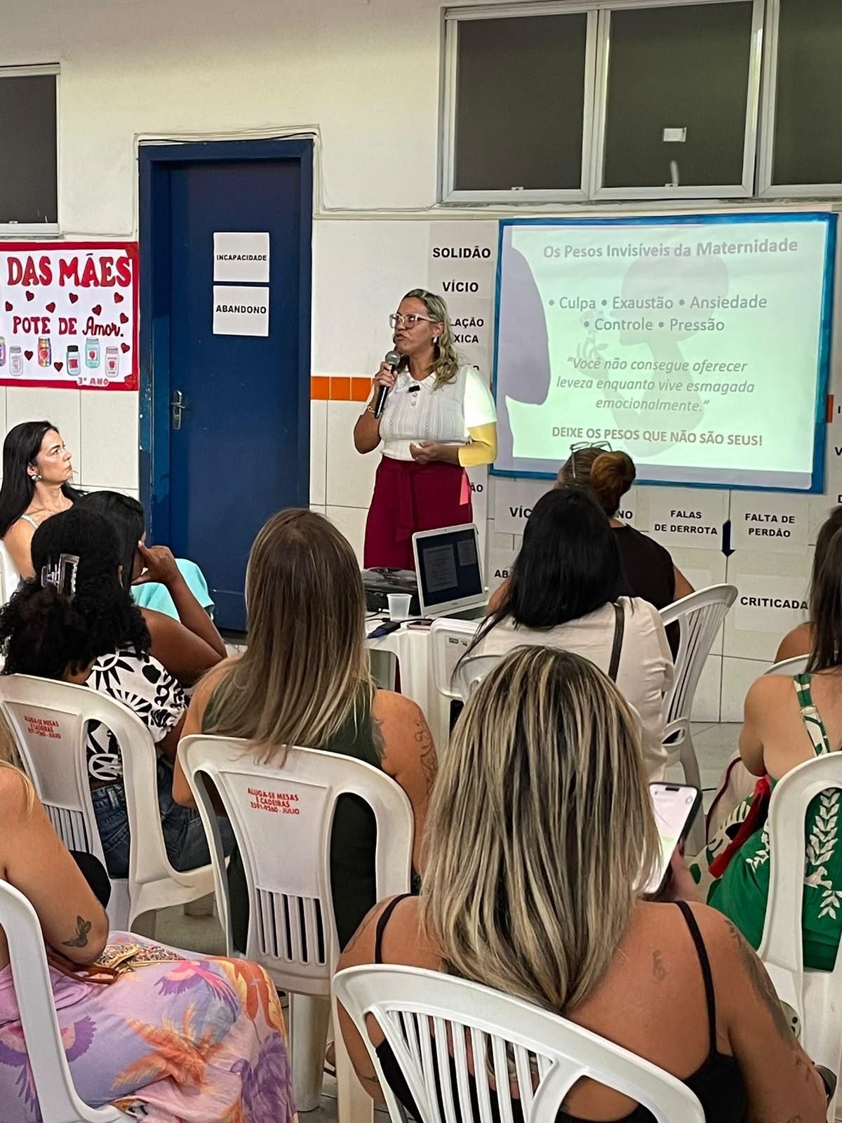 Palestra sobre os pesos invisíveis da maternidade